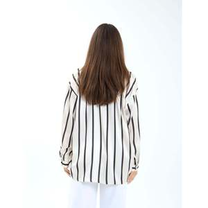 Camisa de satén a rayas con botones para mujer Munster, blusa de manga larga para uso diario, rayas verticales blancas y negras - Product Image 1