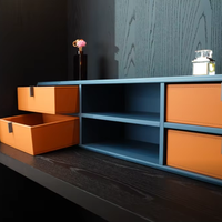 Meuble TV moderne avec tiroirs en cuir et étagères ouvertes, laque bleue, luxe, salon, sur mesure