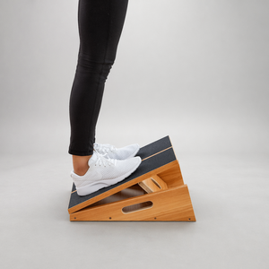 Planche inclinée portable en bois dur pour étirement des mollets avec poignée latérale et surface antidérapante – Équipement d'étirement des chevilles - Product Image 5