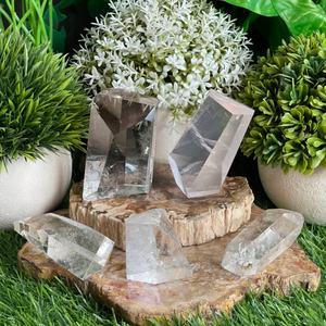 คริสตัลควอตซ์ใสสีรุ้งธรรมชาติขายส่ง งานฝีมือคุณภาพสูง แกะสลักด้วยมือ รูปทรงอิสระ หินบำบัด วินเทจ เฟิงสุ่ย - Product Image 1