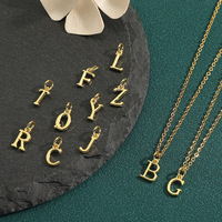 Colliers pendentifs délicats à la mode avec des lettres anglaises Chaînes de clavicule exquises, accessoires plaqués en or 18 carats