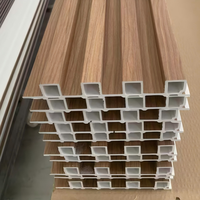 Panel de Pared Exterior WPC, Revestimiento de Madera Compuesta Impermeable, Tablero de Privacidad con Rejillas, Panel Decorativo Moderno