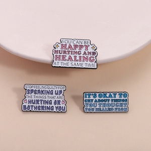 Broche de Estilo Cálido <span class=keywords><strong>y</strong></span> Reconfortante con <span class=keywords><strong>Palabras</strong></span> Inspiradoras, Insignia Pintada en Inglés Europeo-Americano, Accesorio de Ropa Versátil - Product Image 3