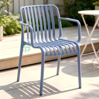 Chaise d'hôtel moderne en plastique avec accoudoirs confortables - Empilable, portable et durable pour salon et événements de mariage