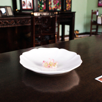 Assiette en porcelaine de pétales orientaux Essence artisanale chinoise exquise pour la collection de plats et d'assiettes