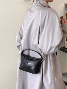 Vegetable Tanned Cowhide Genuine Leather Pillow <b>Lunch</b> Box <b>Bag</b> 2026 New Simple Vintage Style Chain Magnetic Closure Handbag - Product Image 4