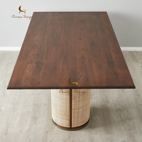Table à manger de style bohème, plateau en bois massif et pieds cylindriques en rotin tressé avec garniture en laiton, mobilier contemporain