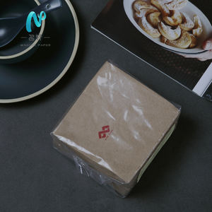 مناديل مشروبات مخصصة من لب الورق 23*23 و 25*25 2 رقائق 1/4 قابلة للطي ، مناديل مشروبات بني وأبيض وأسود منقوشة بشعار للمطعم - Product Image 3