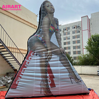 Campagne publicitaire : Décoration murale avec figurines gonflables, figurines gonflables servant de panneaux publicitaires pour les promotions