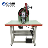 Machine semi-automatique de poinçonnage et de rivetage pour l'installation d'œillets et de boutons dans les semelles intermédiaires de chaussures pour femmes