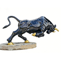 Escultura de Toro de Resina y Fibra de Vidrio Realista para Parques al Aire Libre, Diseño Personalizado, Esquema de Color Rojo y Dorado, que Representa una Presencia Imponente para la Arte