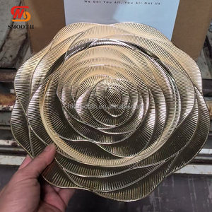 SMOOTH Plato de Presentación Redondo de Plástico con Diseño Floral en Forma de Rosa Dorado Metálico de 13 Pulgadas al por Mayor - Product Image 1