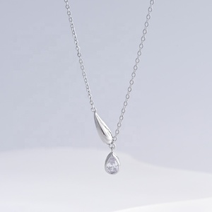 Collier minimaliste en cuivre de haute qualité plaqué rhodium avec chaîne en forme de boîte, pour un usage quotidien, pour femmes, avec pendentif incrusté de zirconium cubique. - Product Image 5