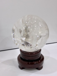 Grande Sfera di Cristallo di Quarzo Naturale Trasparente da 120mm con Inclusioni Arcobaleno, Pietra Curativa per Feng Shui e Arredamento Casa, 2kg - Product Image 3