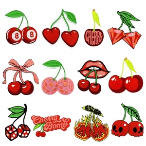 Parches pequeños de PVC termoadhesivos con lentejuelas bordadas a mano, diseño de cereza roja, para sombreros, ropa y prendas infantiles. - Product Image 1