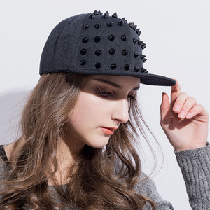 Nueva Llegada Europeo Americano Hip Hop Sombrero Street Dance Hombres Mujeres Moda Negro Flat Brim Custom Rivet Gorras Gorra de béisbol - Product Image 1