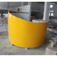 Comptoir de réception personnalisé multifonctionnel en pierre de surface solide jaune, design cylindrique, avec logo