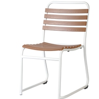 Chaise de salle à manger empilable blanche avec structure en acier, lattes en plastique imitation bois, chaise latérale en métal pour la maison, le restaurant, le café