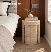 Table d'appoint rustique en travertin beige organique avec base segmentée rainurée pour la décoration intérieure de chambre et de villa OEM ODM