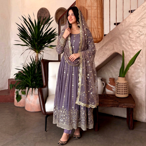 Ensemble Anarkali en rayonne brodée violette avec dupatta, tenue traditionnelle indienne et pakistanaise pour femmes, longueur cheville, pour mariage - Product Image 1