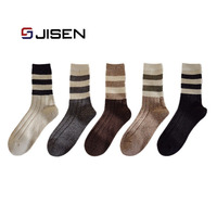 Vente en gros de chaussettes d'hiver tricotées quatre saisons en coton noir blanc pour hommes et femmes à la mode
