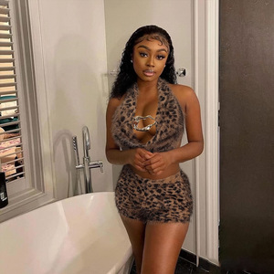 PEEQI 32852SBY Nuovo Completo Estivo 2026 da Donna Due Pezzi: Top Halter con Lacci e Shorts in Pelo Stampa Leopardata - Product Image 2