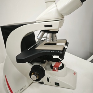 <span class=keywords><strong>Microscope</strong></span> biologique trinoculaire <span class=keywords><strong>Leica</strong></span> DM2500 avec source de lumière LED pour utilisation en laboratoire <span class=keywords><strong>optique</strong></span> - Product Image 3