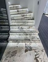 Marche d'escalier courbée en marbre sur mesure, avec veinage assorti, assemblage préfabriqué et poutre de soutien solide pour hôtel