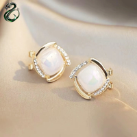 Boucles d'oreilles clips triangulaires en perles haut de gamme, sans perçage, design tendance à pampilles, en alliage électroplaqué, pour femmes, idéales pour les soirées.