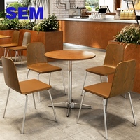 Ensemble de chaises de salle à manger en rotin tressé avec dossier en bois, structure en acier inoxydable et plateau en contreplaqué marin de bouleau russe, idéal pour café et restauration (vente en gros SEM)