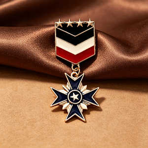 Broche de solapa de aleación de zinc con chapado antiguo, insignia de broche con logotipo personalizado y cinta para chaqueta y uniforme, MOQ bajo disponible - Product Image 1