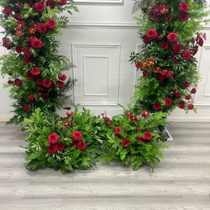 Arche florale en corne de mouton, style New Forest, avec herbe verte et roses rouges, pour événements en milieu végétal et décoration d'ambiance - Product Image 2