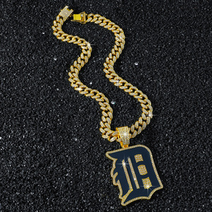 Atacado de Joias: Colar Masculino Hiphop com Pingente Geométrico de Letra Preta em Liga de Zinco e Corrente Cravejada de Diamantes - Product Image 4