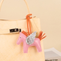 Breloques en PU Wing Horse à faible MOQ, pour les grossistes de cadeaux et les détaillants de boutiques féminines, décoration de sacs, miroir de voiture, pendentif de clé, cadeaux d'anniversaire