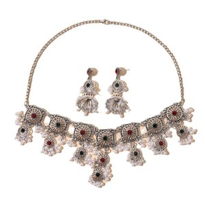 Conjunto de Joyería Étnica India Vintage: Collar Gargantilla con Rueda Tallada Bañada en Plata Antigua y Pendientes Jhumka Tradicionales - Product Image 5