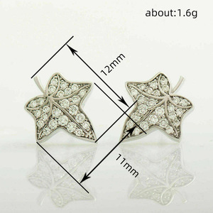 Boucles d'oreilles clous en forme de feuille d'érable fraîche pour femme, style nature, accessoires d'oreille pour usage quotidien, tenue décontractée et cadeau - Product Image 3