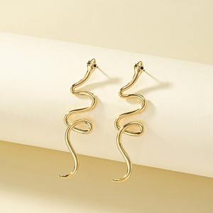 Boucles d'oreilles en forme de serpent Boucles d'oreilles métalliques simples et élégantes en forme de serpent pour femmes - Product Image 1