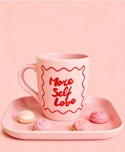 Tazza da Caffè in Ceramica Rosa 14OZ con Design Ispirazionale 'Amati Più di Te' |   Regalo per la cura di sé per donne e amiche - Product Image 3