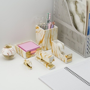 Set di Cancelleria Tutto-in-Uno in Acrilico, Vassoio per Post-it, Dispenser Magnetico per Graffette, Portapenne e Matite, Set Decorativo da Scrivania - Product Image 6