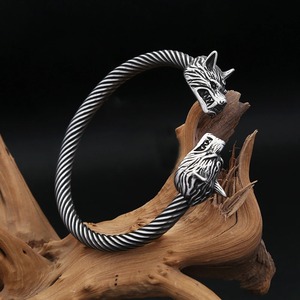 Bracelet ouvert en acier avec têtes de loup et accents dorés, style viking, pour homme, cadeau, par Yunnique - Product Image 2