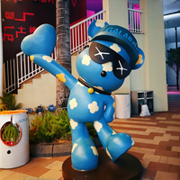 Estatua de Oso de Fibra de Vidrio Personalizada con Gafas de Sol, Figura Grande de Oso de Dibujos Animados para Exhibición en Plazas, Parques de Atracciones y Tiendas Minoristas