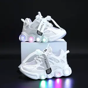 통기성 메쉬와 빛나는 편지 리본 디자인과 1-6 세 어린이를위한 2024 트렌디 캐주얼 스니커즈 LED 라이트 신발