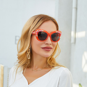 Gafas de sol de moda estilo ojo de gato para mujer, protección UV400, lentes grises degradados, montura de PC, gafas de sol modernas para viajes y uso en escenarios. - Product Image 5