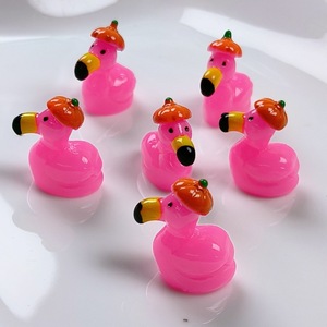 Ornements de paysage miniatures, jolies créations en résine en forme de flamant <span class=keywords><strong>rose</strong></span> avec chapeau de citrouille, accessoires décoratifs pour <span class=keywords><strong>le</strong></span> jardinage et l'aménagement paysager DIY - Product Image 1