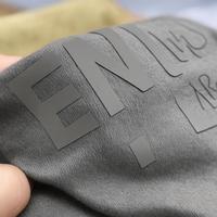 Etiquettes de vêtements en silicone imprimées en relief en 3D avec logo, autocollant de transfert de chaleur, patchs de vêtements en caoutchouc pour T-shirts
