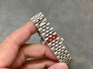 Reloj de Buceo Mecánico Automático de Alta Calidad con Cristal de Zafiro, Esfera con Resistencia al Agua de 50 Bares, Correa de Acero Inoxidable y Calendario - Product Image 5