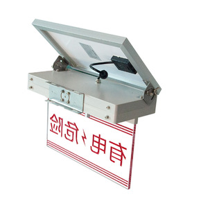 Feux de signalisation LED solaires TfN7480A IP65 avec cadre en aluminium rouge et panneau solaire pour la sécurité routière - Product Image 3