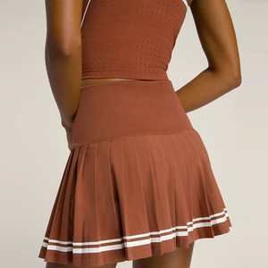 Ensemble 2 pièces respirant pour femme : Jupe de tennis dos nageur contrastée et haut de sport personnalisable avec logo – Idéal pour le yoga, le golf, le tennis, l'entraînement et le fitness - Product Image 6