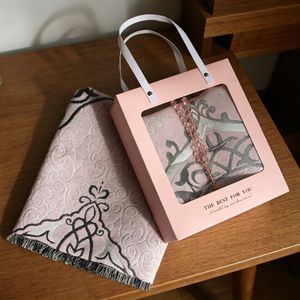 Alfombra de oración musulmana de felpa suave con diseño floral de llamas, antideslizante, juego completo con tasbih, bolso y elegante caja de regalo. - Product Image 1