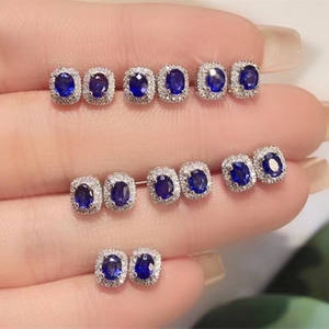 Boucles d'oreilles clous ovales bleu saphir E2115 avec serti circulaire, bijoux fins classiques unisexes - Product Image 3